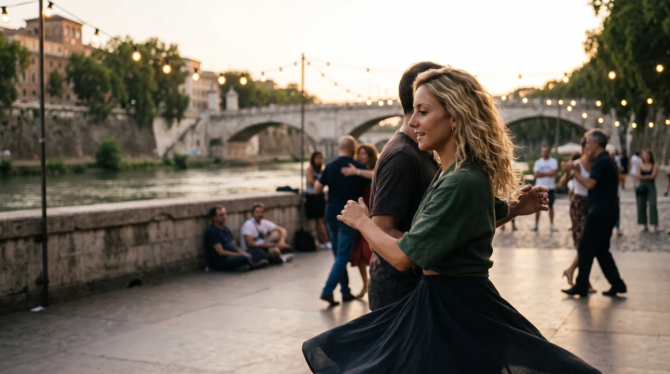 Coppia che balla tango all'aperto sul lungotevere al tramonto